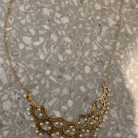 Forever 21 faux gold and pearl necklace - FREE with bundle - Picture 2 of 2